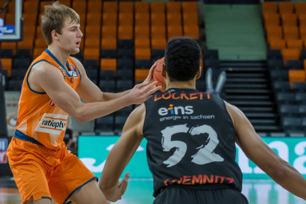 她在此前失 她在此前失